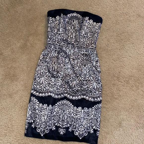 ⚪️⚫️White House Black Market Strapless Dress - Picture 6 of 13